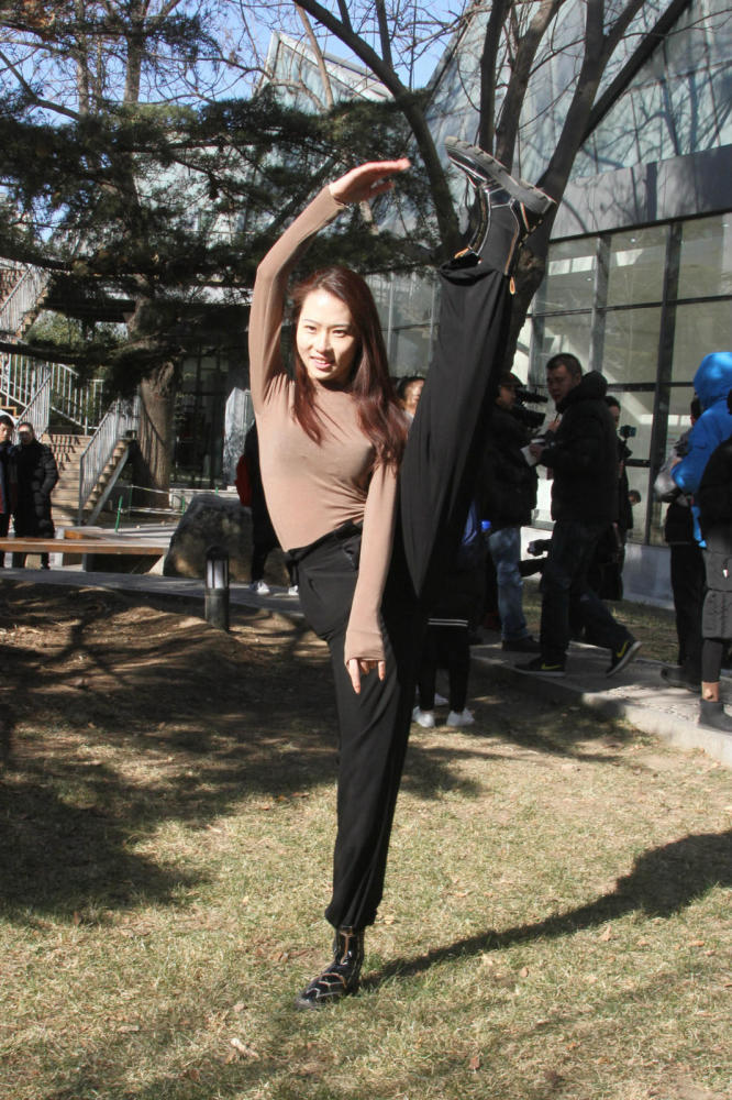 "小刘亦菲"惊现北影艺考 秀一字马引围观