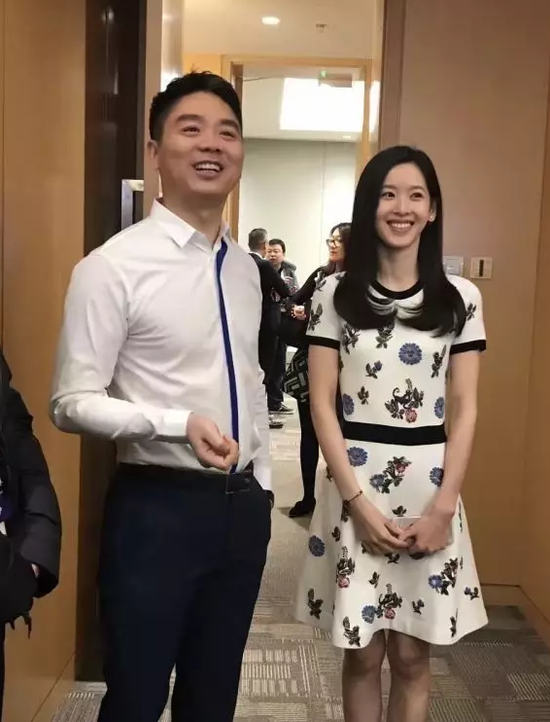 刘强东奶茶妹妹手牵手现身年会 所穿衣服售价4万