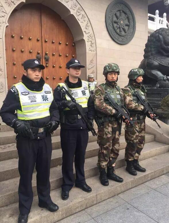 今天,他们在欢乐谷内巡逻,这个新春他们两人参与了5天执勤工作.