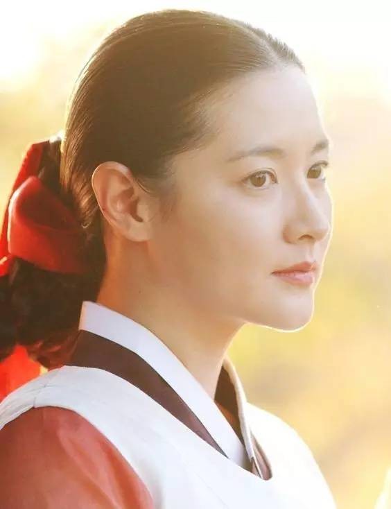 李英爱饰演的大长今,目光中温柔透着坚毅,笑靥如太阳般明朗,美丽善良
