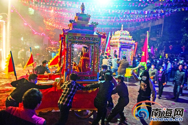 儋州白马井闹元宵 供神大街上接受观礼祭拜