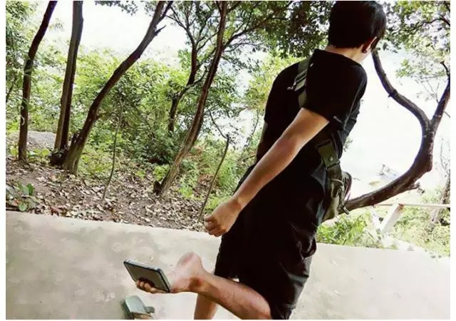 单身汪当然没女友,不过为了秀恩爱,不会用脚拍照能行么?