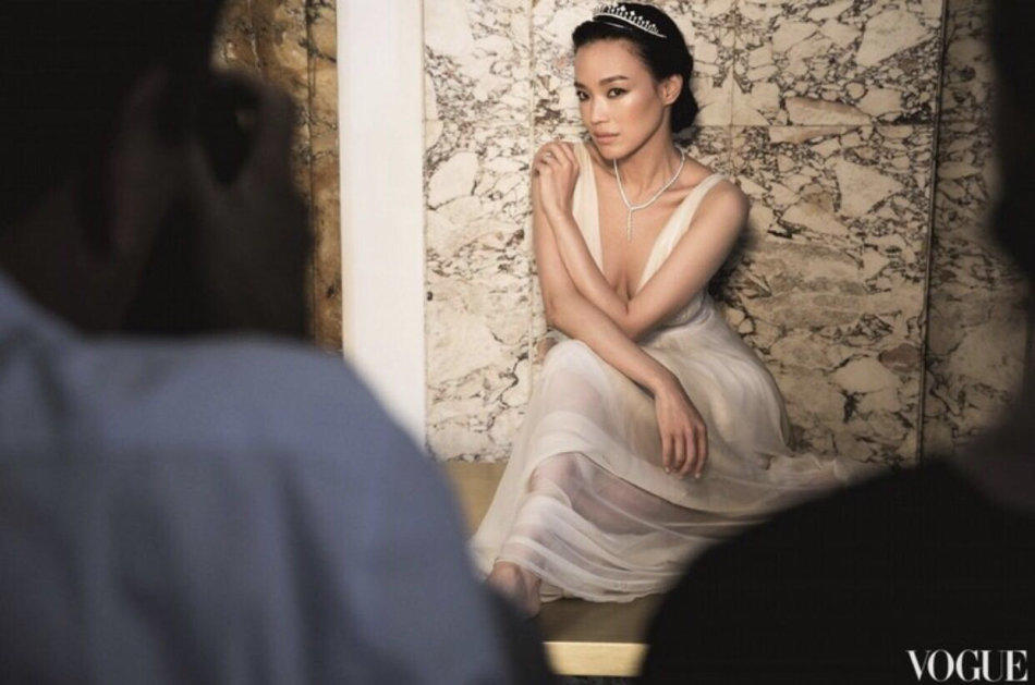 舒淇真空上阵拍写真 性感妩媚露半球