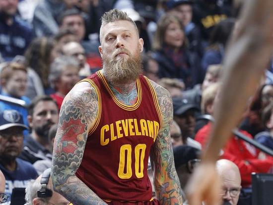 与此同时,他们与中锋球员迈克-托比签下了一份10天短合同.