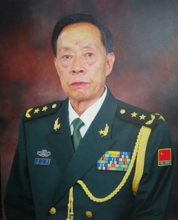 15日遗体告别!缅怀那位眼含热泪的"铁血虎将"董万瑞