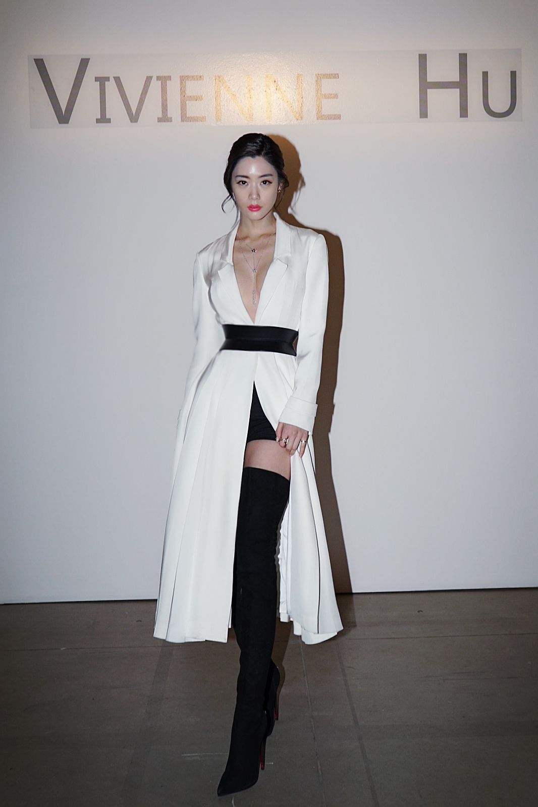 clara克拉拉性感深v亮相秀场爆乳酥胸比肩gaga