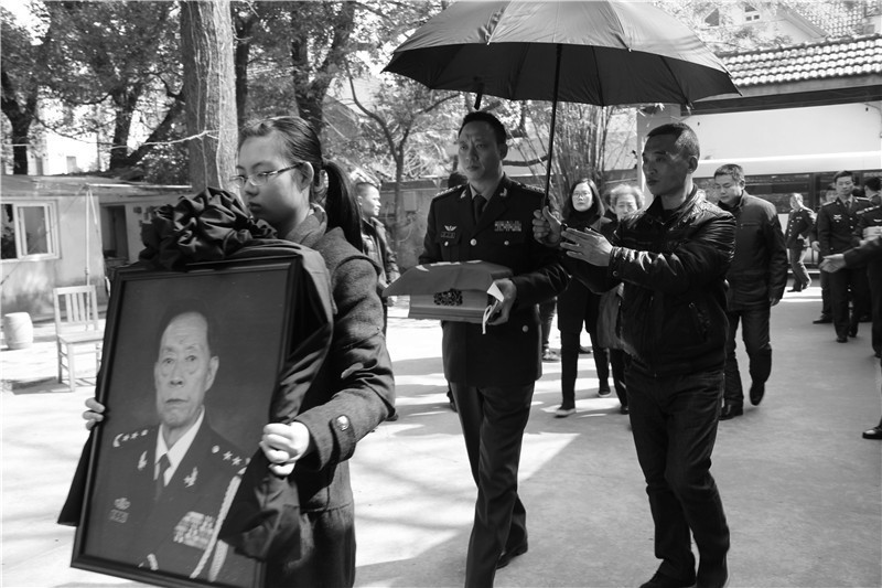 缅怀董万瑞将军遗体告别仪式今日举行一路走好