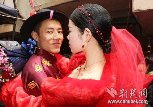 新郎肖义凡抱新娘王慧琪回进洞房.通讯员