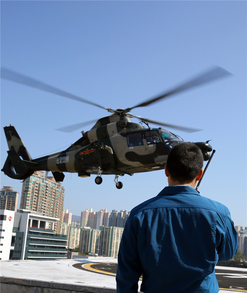 近日,驻港部队进行了应急救援演练,出动了直9直升机对"伤员"进行了