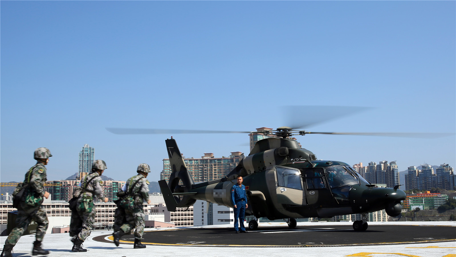 6 驻港部队演练用直9运送伤员