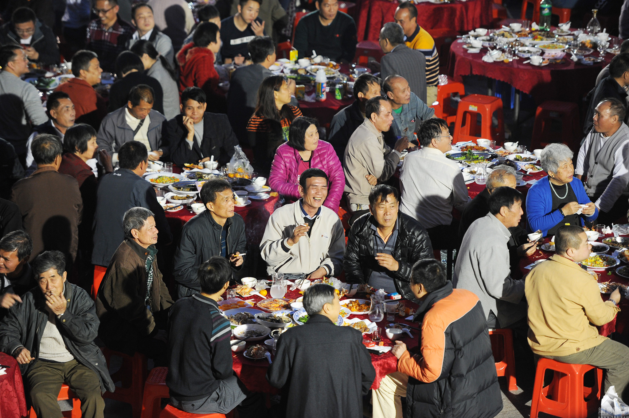 东莞"万人宴"摆2100多桌 2万人共餐