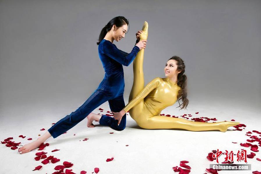 春晚杂技双花争艳两国柔术美女义结金兰共秀柔术