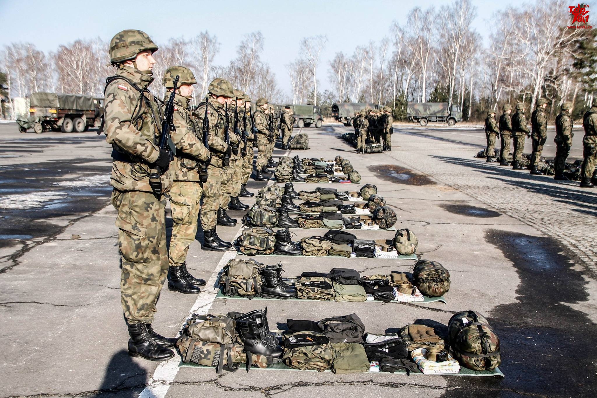 2017年2月,参加演习之前的波兰陆军第10骑兵旅坦克营的士兵整队集合.