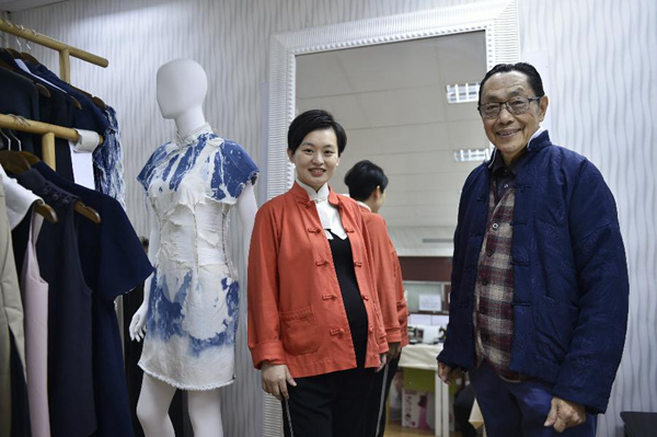 2月16日,老手艺人冯锶 (右)和新装如初设计总监林春菊在香港观塘