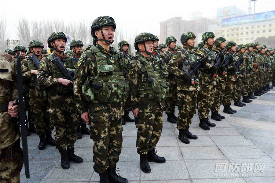 喀什反恐维稳誓师大会场面壮观