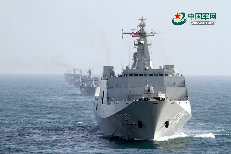 震撼南海舰队登陆舰群演练