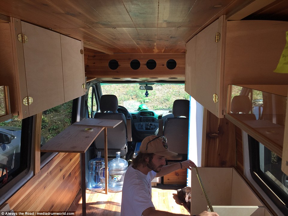 美年轻夫妇改装房车 携宠物开启环美冒险之旅