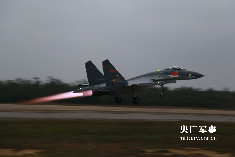 12 殲11戰機夜訓地勤連夜養護戰機