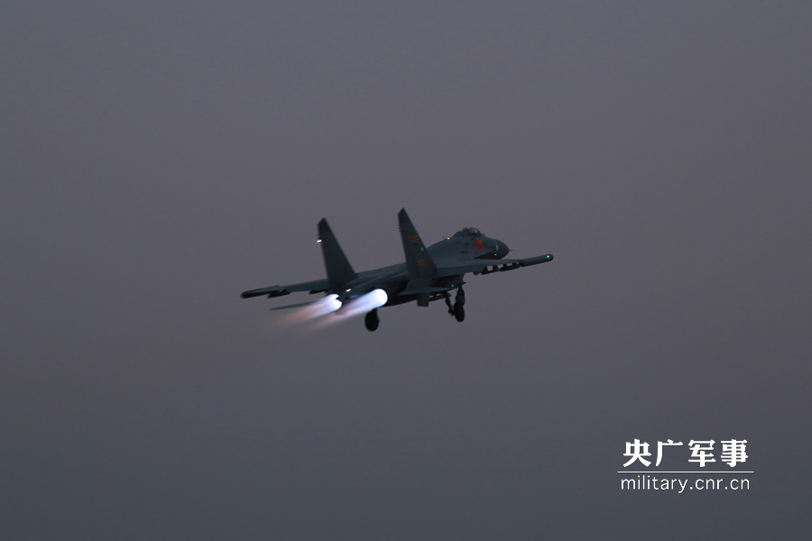 歼11战机夜训地勤连夜养护战机