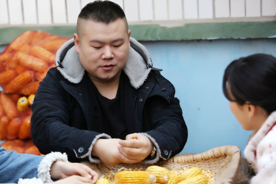 岳云鹏回老家录节目 忆辛酸往事失控痛哭