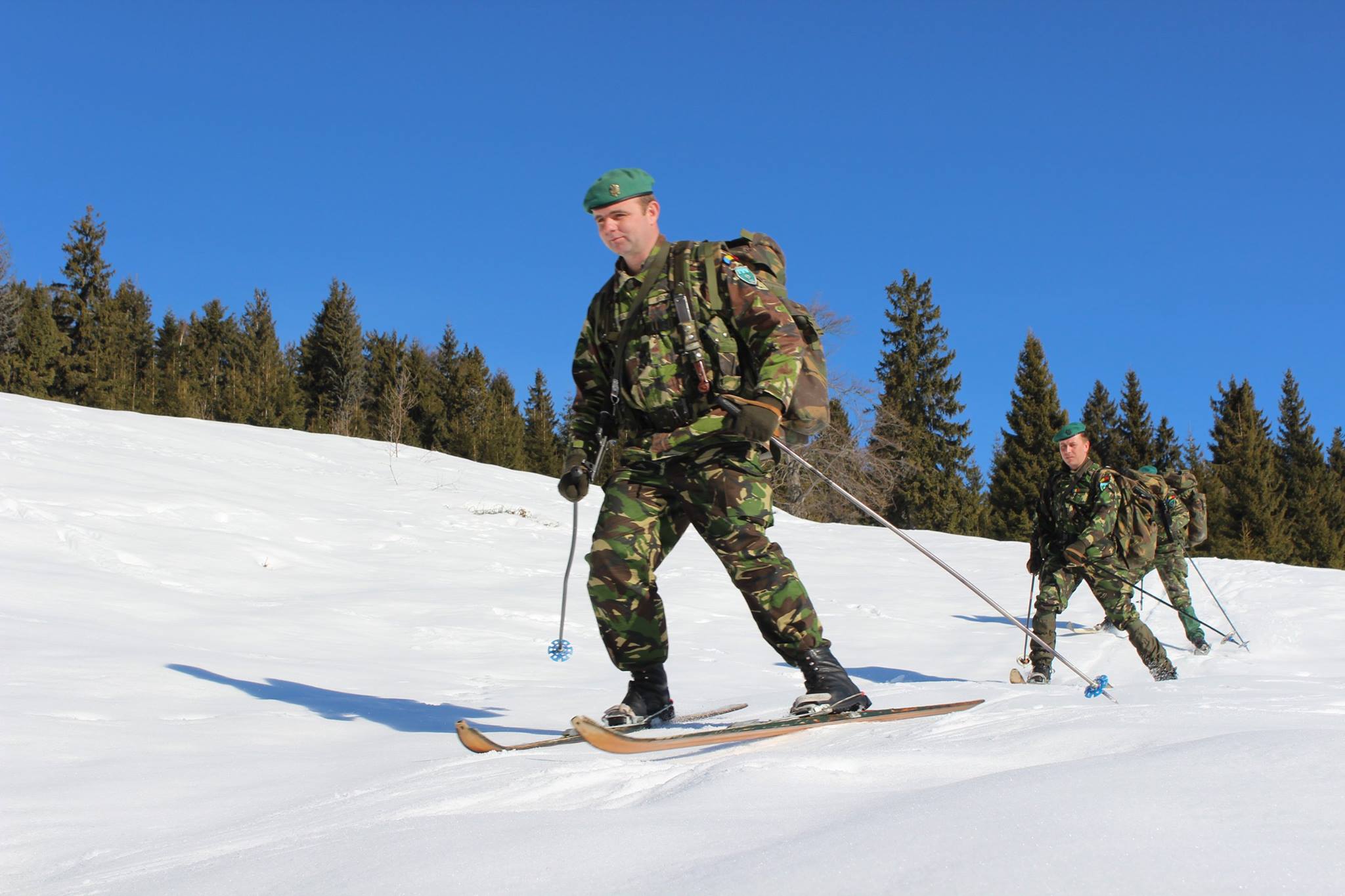 罗马尼亚陆军侦察兵演练雪夜暗杀