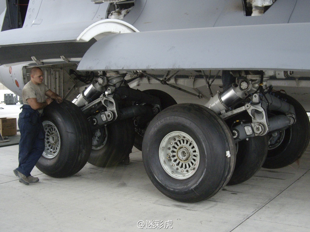 c17大运起落架细节:果然粗壮