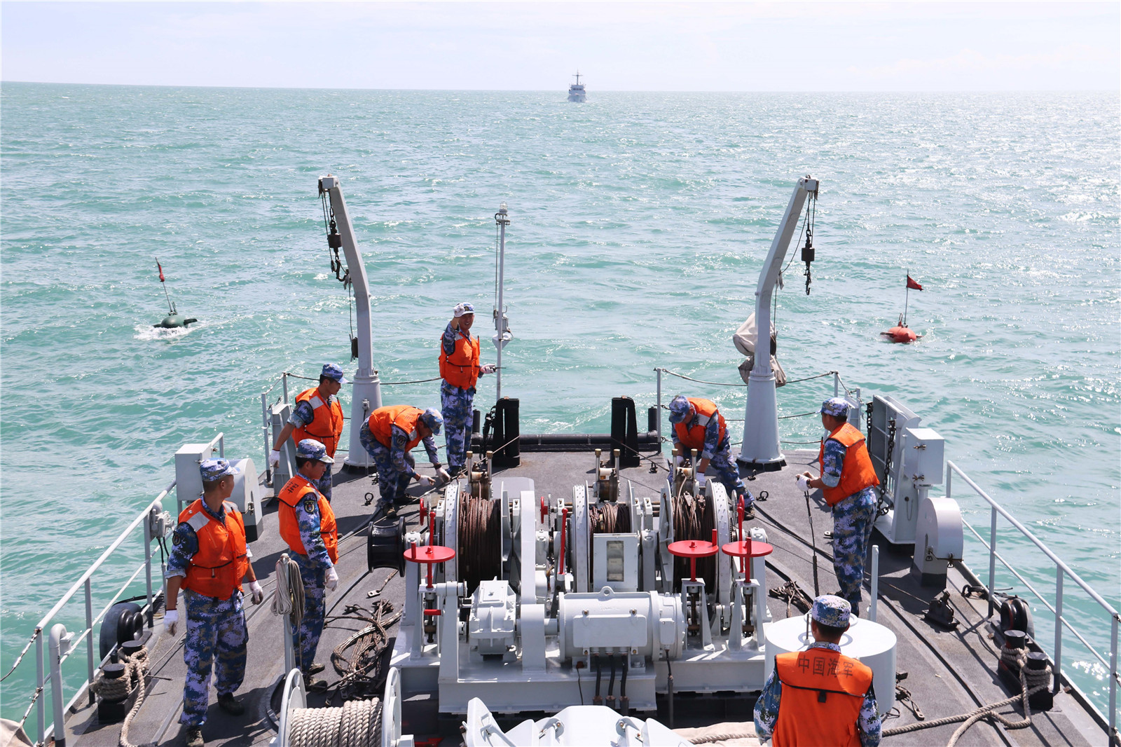 2月16日,南海舰队082型扫雷舰群在南海进行演练.