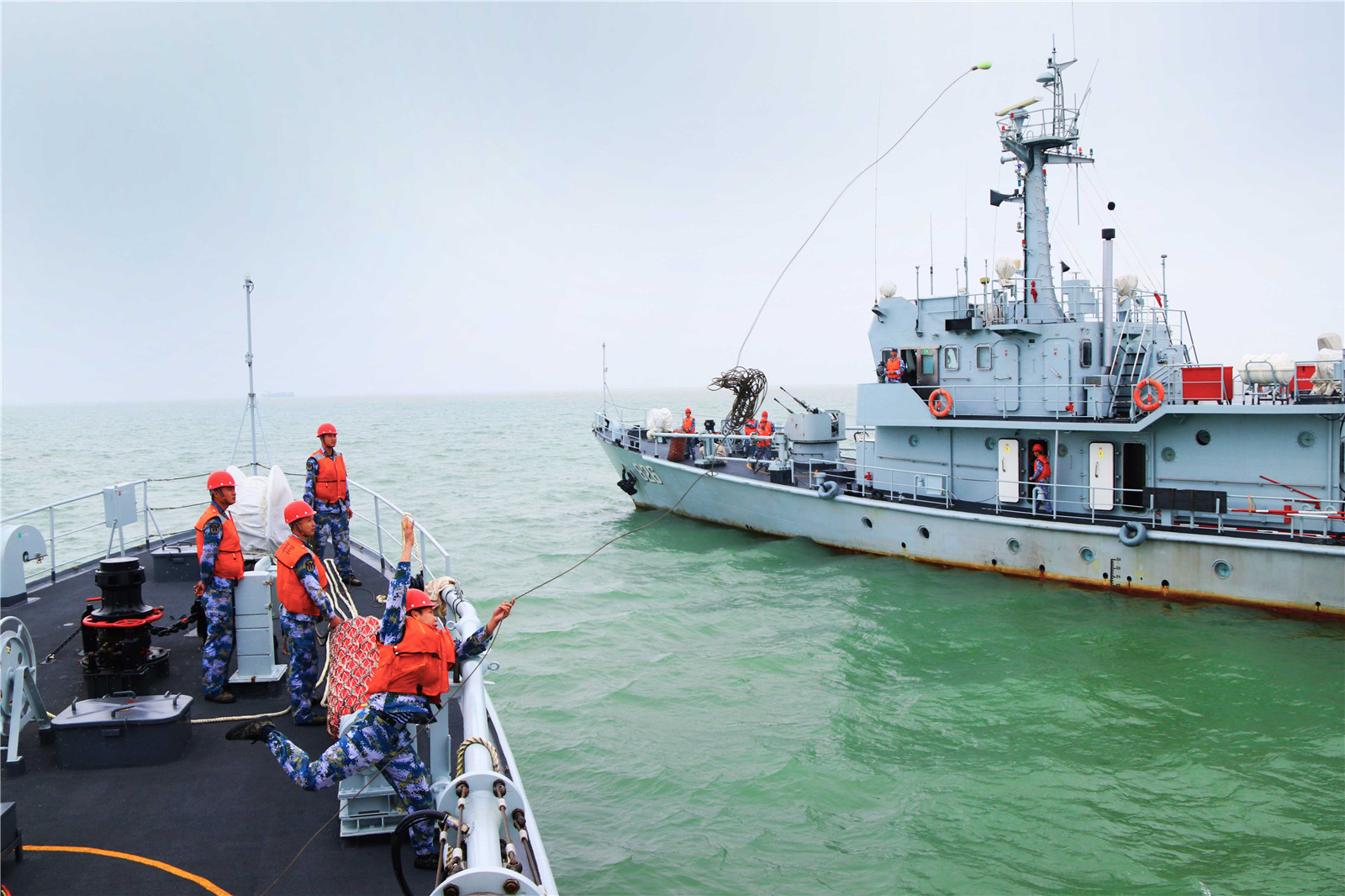 2月16日,南海舰队082型扫雷舰群在南海进行演练.