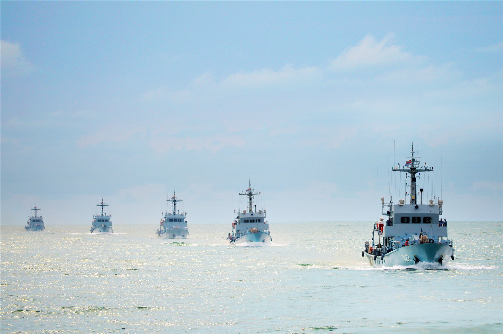 2月16日,南海舰队082型扫雷舰群在南海进行演练.