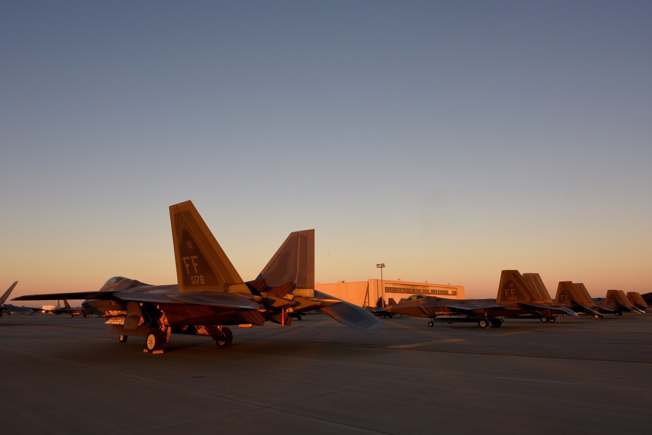 11 f22猛禽战斗机"生吞"活人