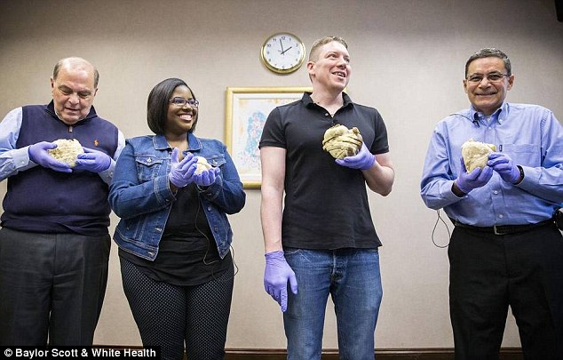 美医院让病人手捧被移植心脏 病人:看着像烤牛肉