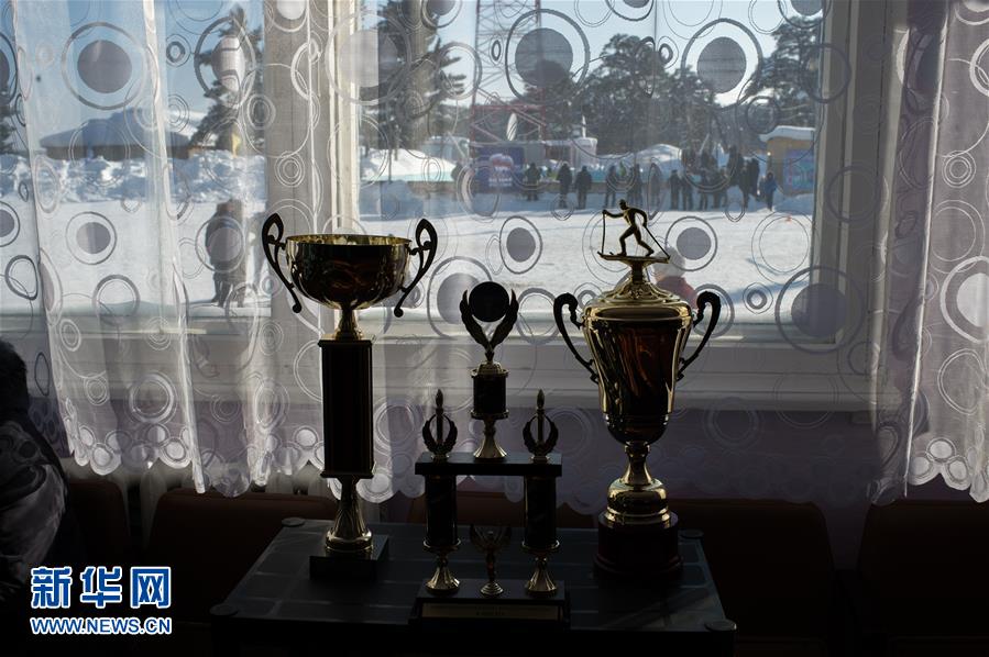 这是2月17日在鄂木斯克州孔德拉季耶沃镇拍摄的乡村冬奥会奖杯