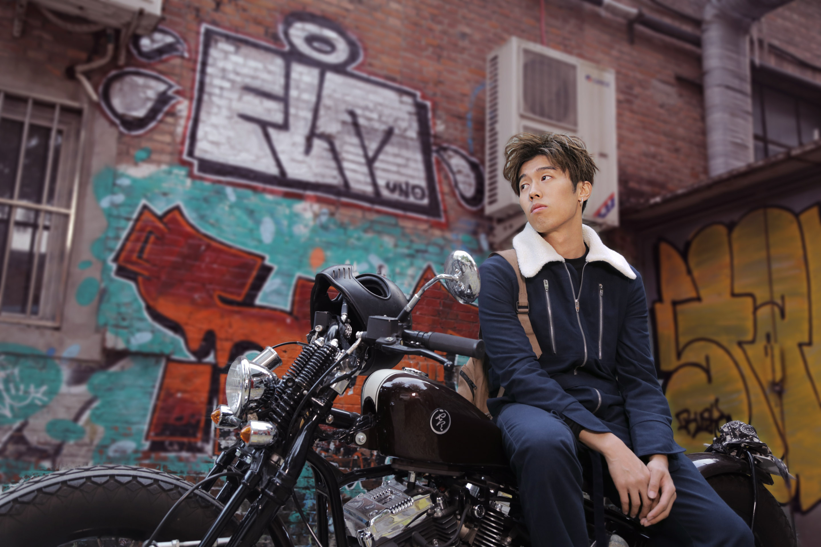 6 周游酷帅写真曝光 时尚不羁化身机车boy