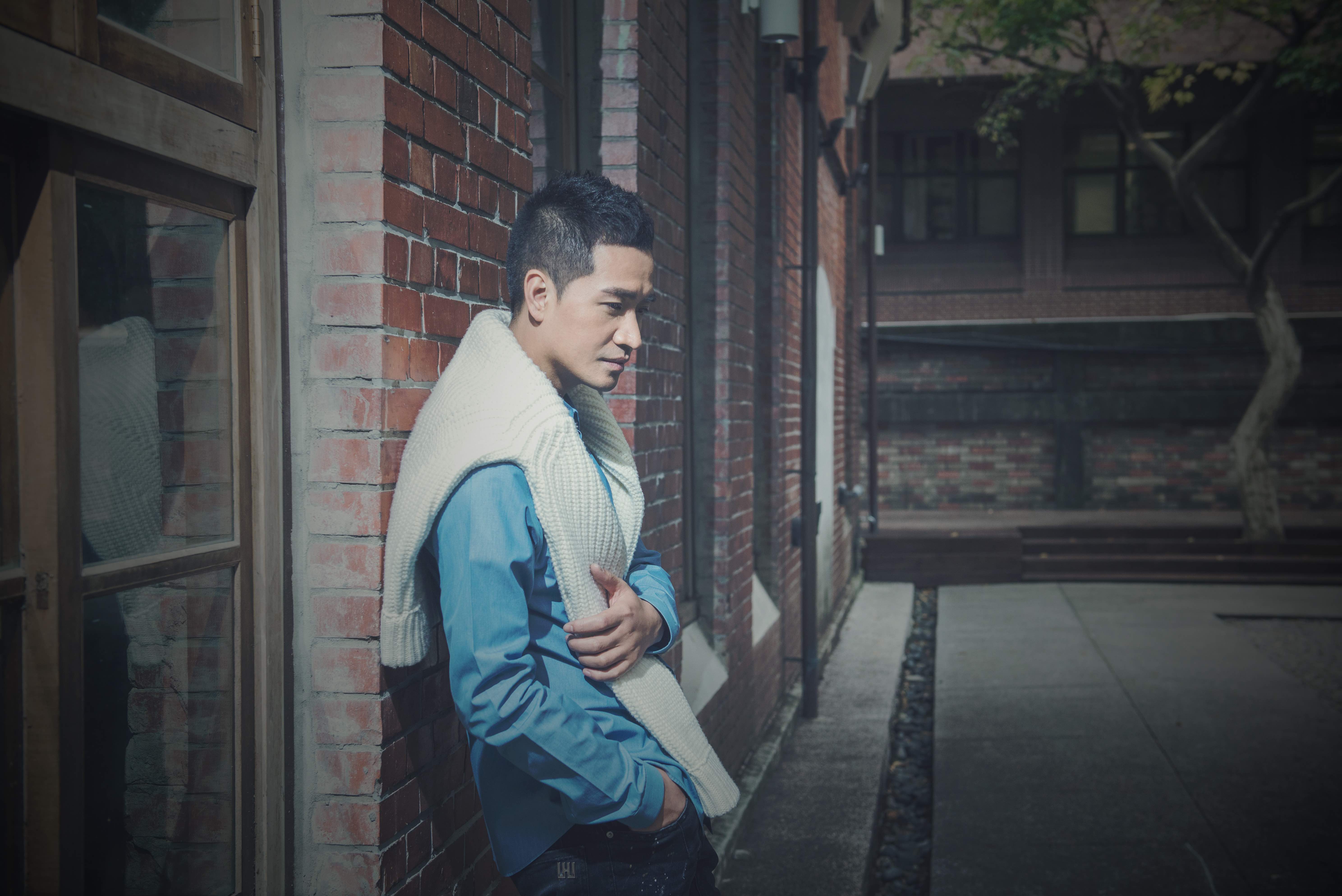 9 何晟铭全新素雅写真曝光 诠释文艺复古新风尚