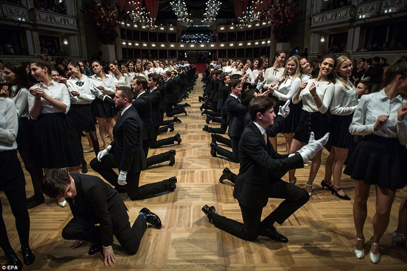 奥地利首都维也纳,维也纳国家歌剧院内,年轻男女们正为第61届维也纳