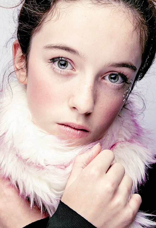 这位脑瘫少女成了英国励志网红她的父亲伯父是曼联传奇