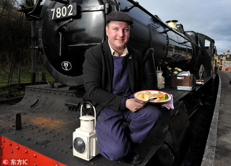 英國老司機邊開火車邊用蒸汽機燒飯