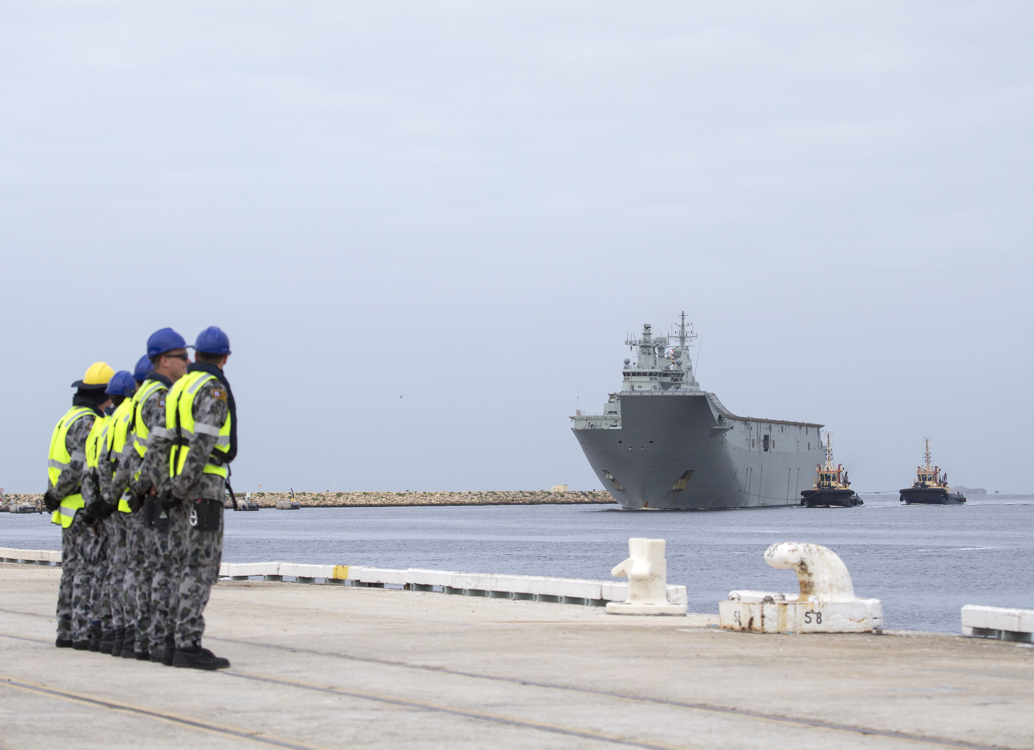 澳直升机航母为军演抵达港口