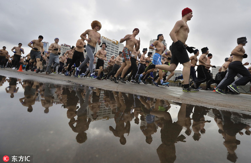 7 白俄罗斯举行真正男子汉裸跑活动