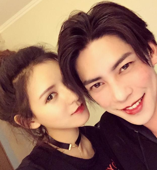 思聪前女友张予曦为男友化妆 网友:配一脸