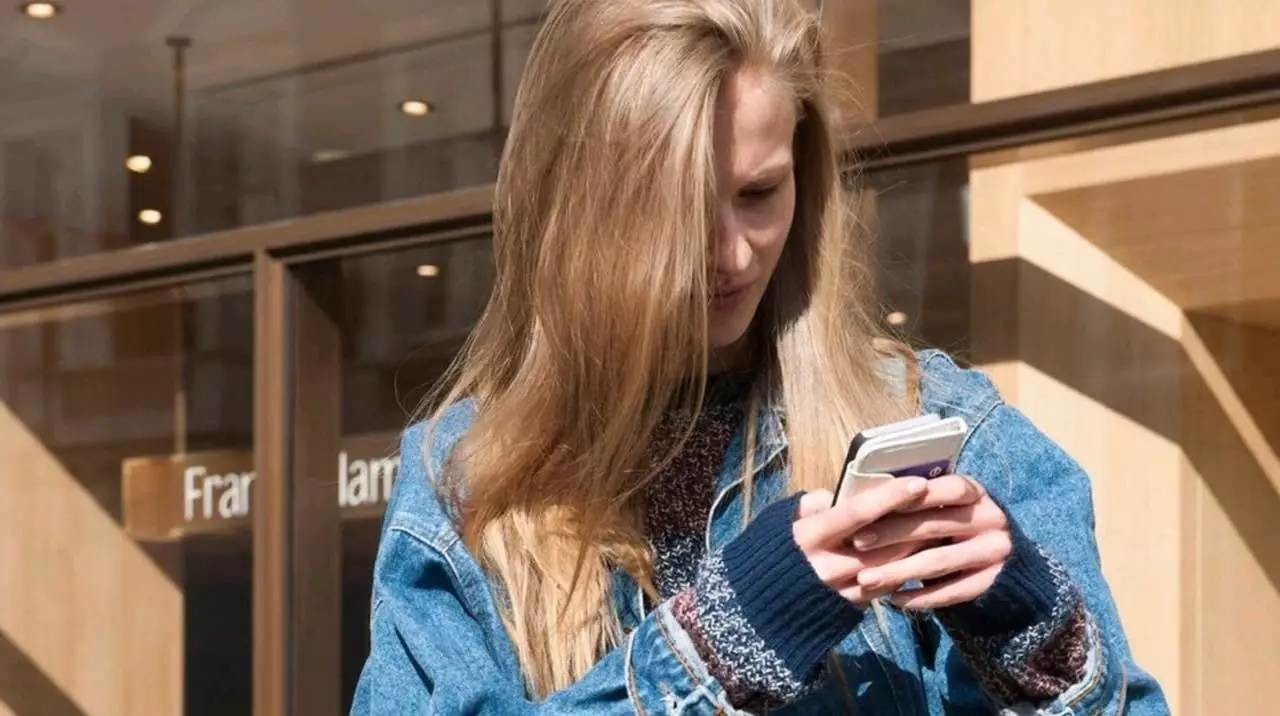 低头玩手机=谋杀颈椎 双下巴?每天5个动作带你"起死回生"!