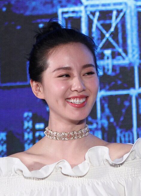 刘诗诗秀"天鹅颈" 现场大笑露齿抢镜