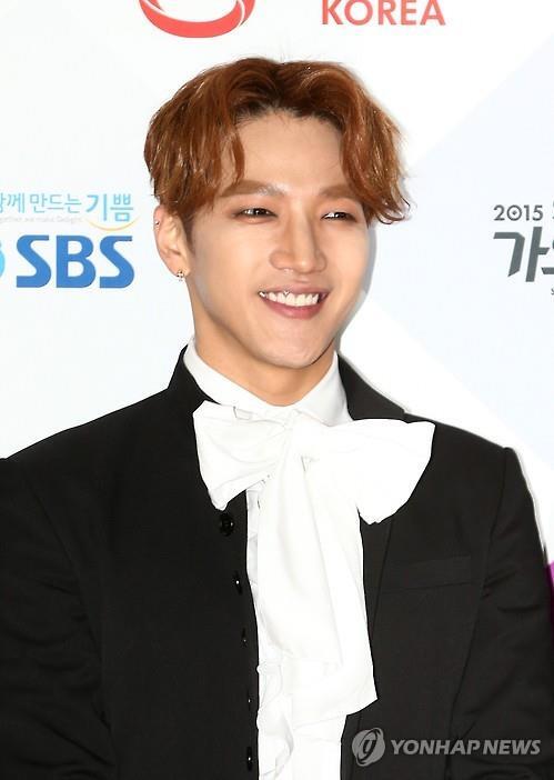 2pm成员junk演唱会时跌下舞台手肘手指骨折