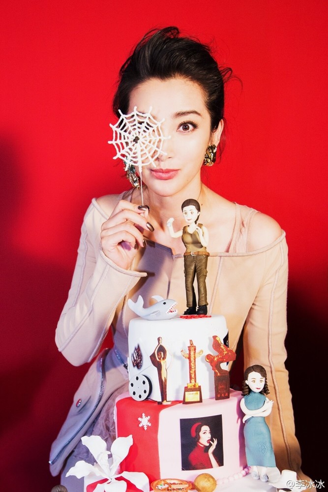 李冰冰庆44岁生日 粉丝送上有内涵的蛋糕