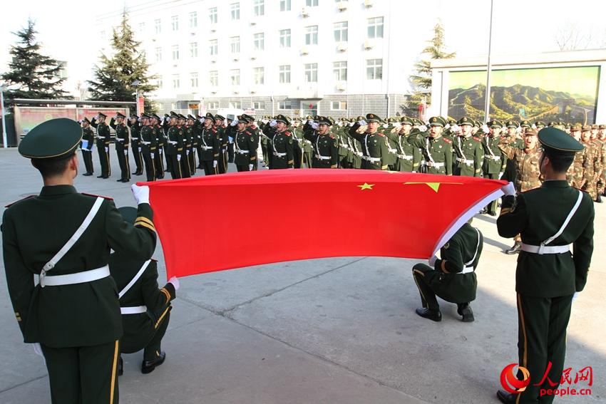 北京武警官兵奔赴两会安保执勤一线