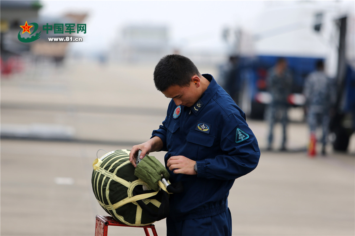 歼11飞行员机舱里玩自拍?