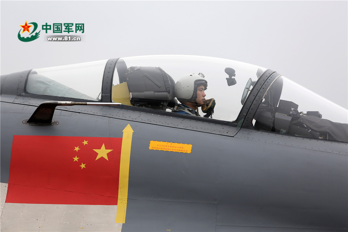 歼11飞行员机舱里玩自拍?