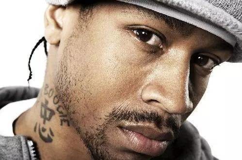 马丁脖子上有着红色唇印的文身文了一个big ben本-华莱士也在自己的右