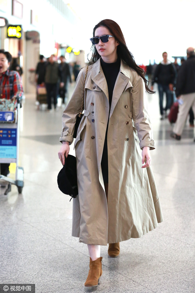 刘亦菲着风衣又变神仙攻 帽子墨镜遮面晒雪白玉腿