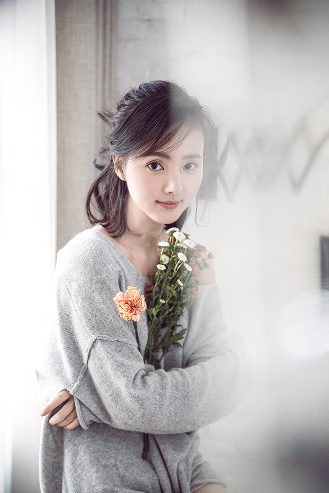 9 "长腿娘娘"程小蒙曝写真 香肩锁骨美艳动人